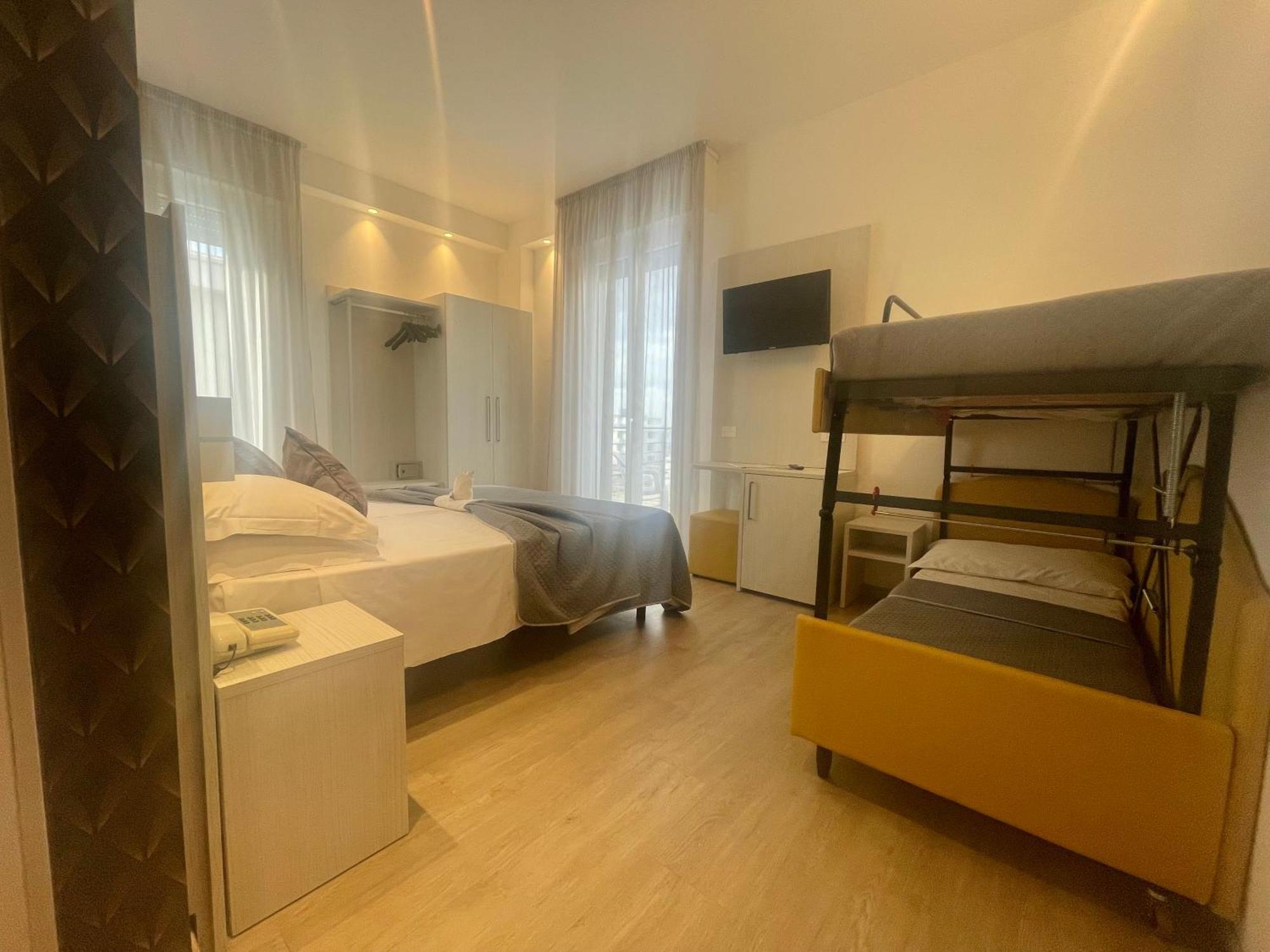 Hotel Eiffel Ріміні Екстер'єр фото